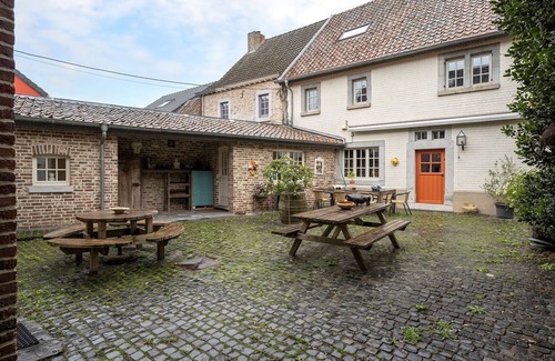 Voeren House | Inviting Apartment in Voeren with Kitchen & Breakfast Included