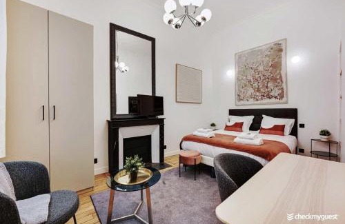 Quartier de l'Ecole-Militaire Apartment | Discover CMG Champs de Mars: Family-Friendly 4-Star Stay