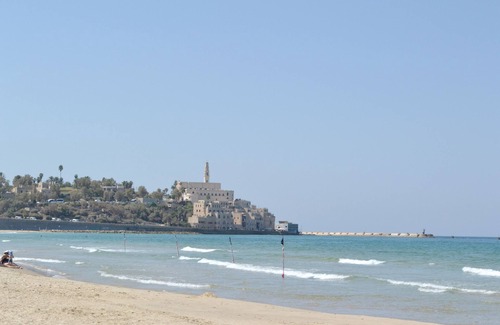 Kerem HaTeimanim Apartment | Beachside 2BDR Apartment with Ocean View & Spa Amenities