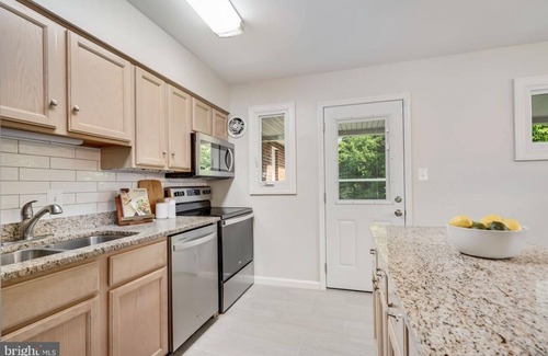 Woodbridge House | Conveniently Located Renovated Apartment Near Attractions