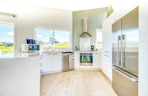 Karkari Peninsula House | Elegant Beachside Retreat with Family-Friendly Amenities