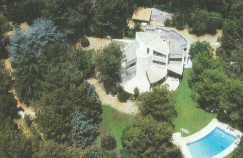Quartier des Espesses House | Architect-Designed Retreat with Pool Amidst Serene Woods