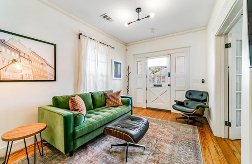 Oak Cliff House | Charming Art Bungalow, Pet and Child Friendly Retreat