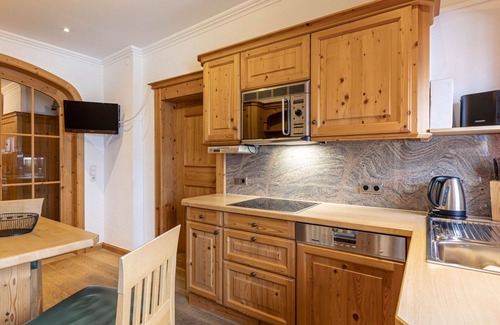 Reith bei Kitzbuehel Apartment | Spacious Apartment for 7 with Hot Tub and Lake View