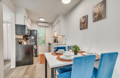 Hyde Park Apartment | Beautiful Austin Studio Sleeps 4 10min to Downtown