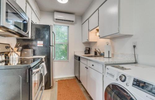 Hyde Park Apartment | Beautiful Austin Studio Sleeps 4 10min to Downtown