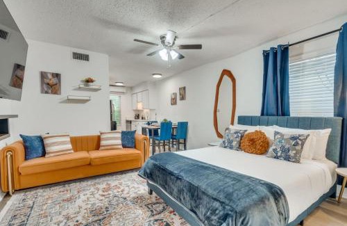 Hyde Park Apartment | Beautiful Austin Studio Sleeps 4 10min to Downtown