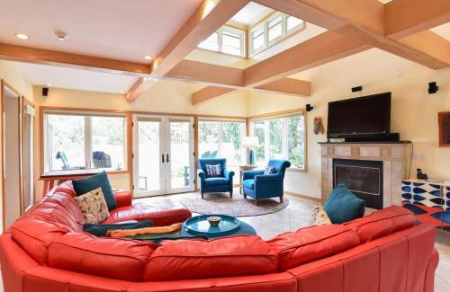 North Truro House | Inviting Poolside Retreat with Beach Access and Family Amenities