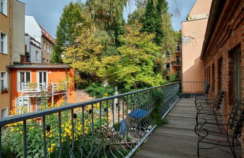 Pankow Apartment | Inviting Backyard Remise with Child-Friendly Amenities