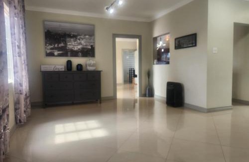 Mandeville House | Elegant Battersea Lodge with Hot Tub & Breakfast Included