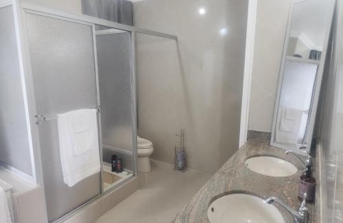 Mandeville House | Elegant Battersea Lodge with Hot Tub & Breakfast Included