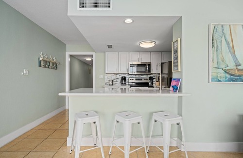 Rockport Condo | Scenic Bay View Getaway | Pool Access and Lighted Pier