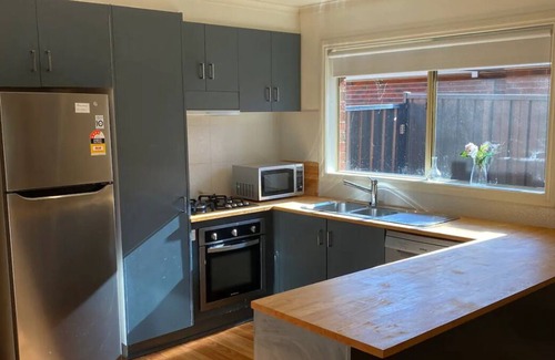 Bayswater House | Ideal Bayswater Retreat: Family-Friendly 3BR Home Awaits
