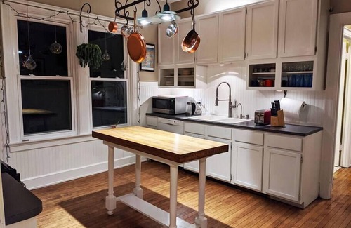 Bay View Apartment | Pet-Friendly Bayview Loft with Skylights & Wetbar