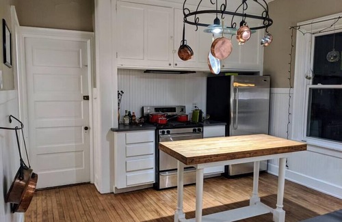 Bay View Apartment | Pet-Friendly Bayview Loft with Skylights & Wetbar