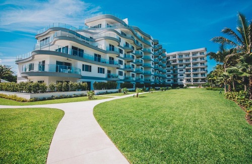 Nassau Condo | Top-Rated Beach Front Condominium with Pool & Family Amenities