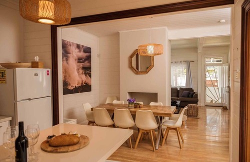 Kiama House | Cozy Beach House for 8, Steps from the Shoreline