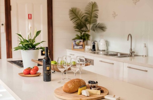 Kiama House | Cozy Beach House for 8, Steps from the Shoreline