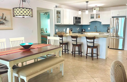 Fort Myers Beach Condo | Coastal Retreat: Renovated Condo with Ocean View & Pool