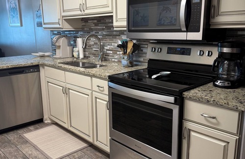 Gulf Shores Condo | Beautiful Beachfront Condo 2 bedroom 2 bath sleeps 8 - Gulf Shores, AL