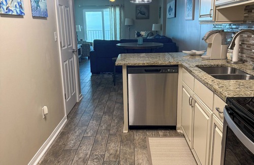 Gulf Shores Condo | Beautiful Beachfront Condo 2 bedroom 2 bath sleeps 8 - Gulf Shores, AL