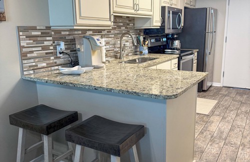 Gulf Shores Condo | Beautiful Beachfront Condo 2 bedroom 2 bath sleeps 8 - Gulf Shores, AL