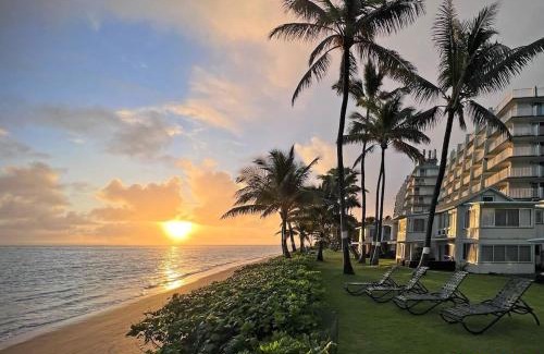 Punaluu House | Inviting Beachfront Condo with Pool and Ocean Views