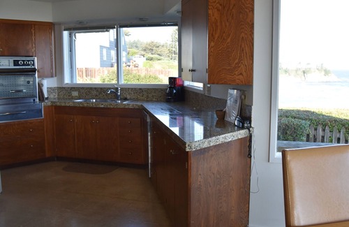 Coos Bay House | Seaside Escape: Beachfront Home on Lighthouse Beach