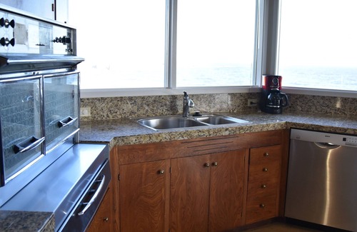 Coos Bay House | Seaside Escape: Beachfront Home on Lighthouse Beach