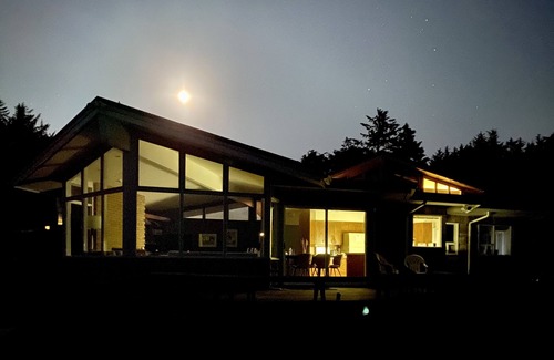 Coos Bay House | Seaside Escape: Beachfront Home on Lighthouse Beach