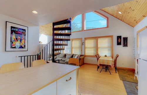 Big Indian Ski Chalet | Top-Rated BelleHouse - Creekside Retreat in the Catskills