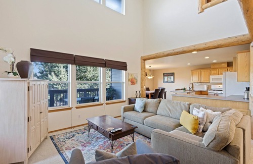 Boyd Acres House | Cozy Bend Townhouse with Spa, Kitchen & Pet-Friendly Options