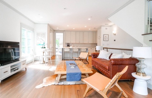 Kessler House | Top-Rated Bishop Arts Townhouses for Groups - Sleeps 16!