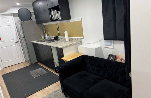 Barrie Condo | Chic Boutique Room Ideal for Families with Kids
