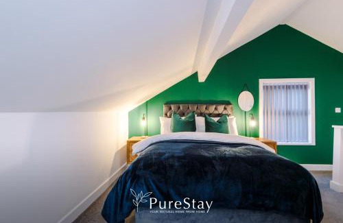 Low Moor House | Inviting Bradford Home with Parking for 8 Guests