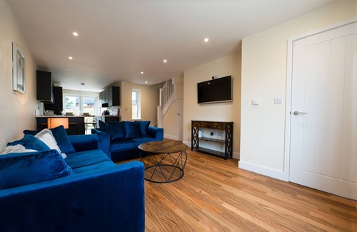 Lincoln House | Modern 2-Bedroom House with Kitchen & Child-Friendly Amenities