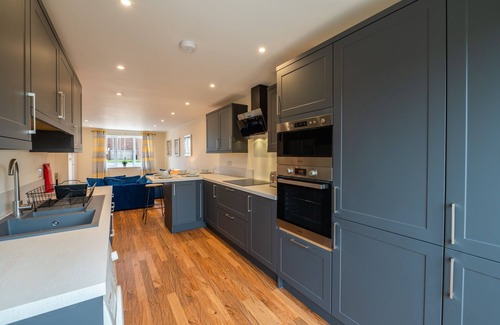 Lincoln House | Modern 2-Bedroom House with Kitchen & Child-Friendly Amenities