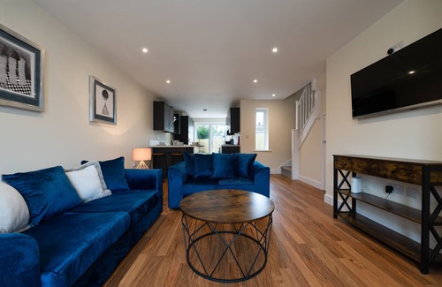 Lincoln House | Modern 2-Bedroom House with Kitchen & Child-Friendly Amenities