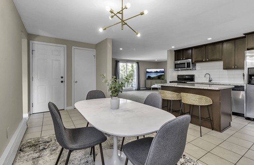 Cheektowaga House | Modern 3 Bedroom Retreat with Home Office & Breakfast Included