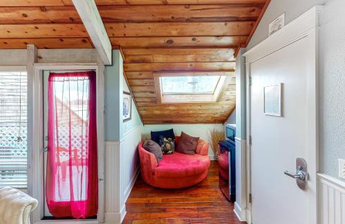 Historic Bayfront House | Pet-Friendly Briny Retreat with Pool and Hot Tub Access