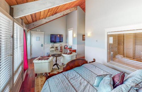 Historic Bayfront House | Pet-Friendly Briny Retreat with Pool and Hot Tub Access