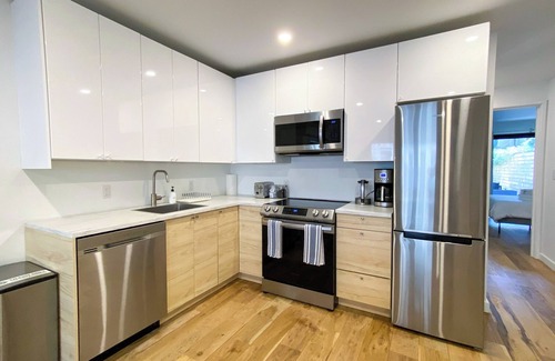 Crown Heights Apartment | Stylish Brooklyn Apartment in Renovated Brownstone Retreat