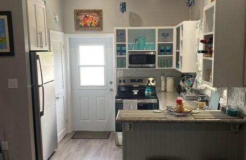 North Palmetto Point Cottage | Beautiful 1BR cottage in North Palmetto Point w/A/C, Wi-Fi, washer & dryer