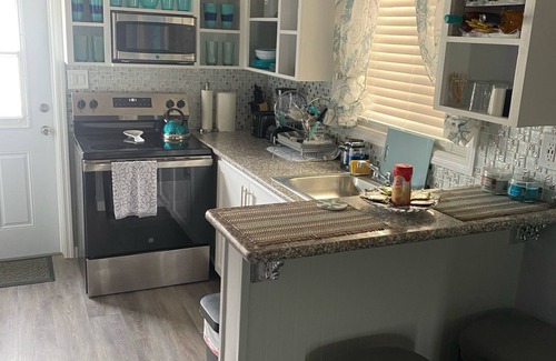 North Palmetto Point Cottage | Beautiful 1BR cottage in North Palmetto Point w/A/C, Wi-Fi, washer & dryer