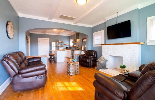 El Paso House | Delightful Bungalow in El Paso with Breakfast Included