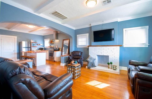 El Paso House | Delightful Bungalow in El Paso with Breakfast Included