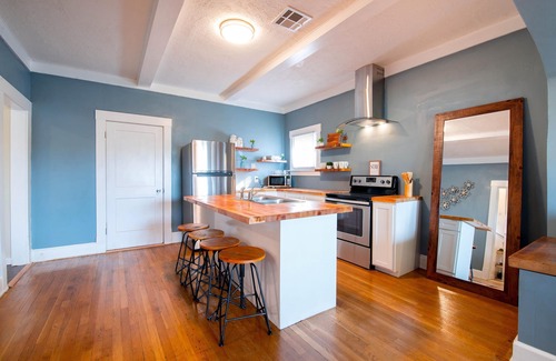 El Paso House | Delightful Bungalow in El Paso with Breakfast Included
