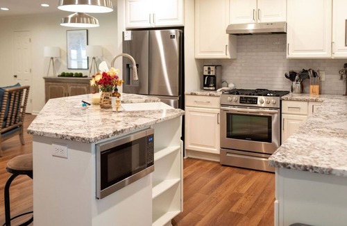 Alpharetta House | Ideal Bungalow Near Downtown Alpharetta with Breakfast & More