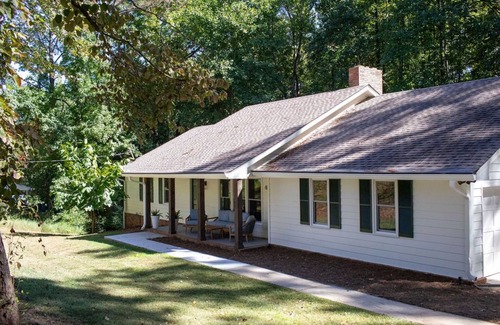 Alpharetta House | Ideal Bungalow Near Downtown Alpharetta with Breakfast & More