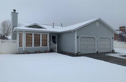 Burley House | Cozy Burley Home with King Bed & Family-Friendly Amenities
